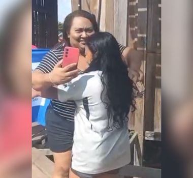 Imagem - Diretora atravessa palafitas para avisar ex-aluna sobre aprovação na UFPA no Marajó