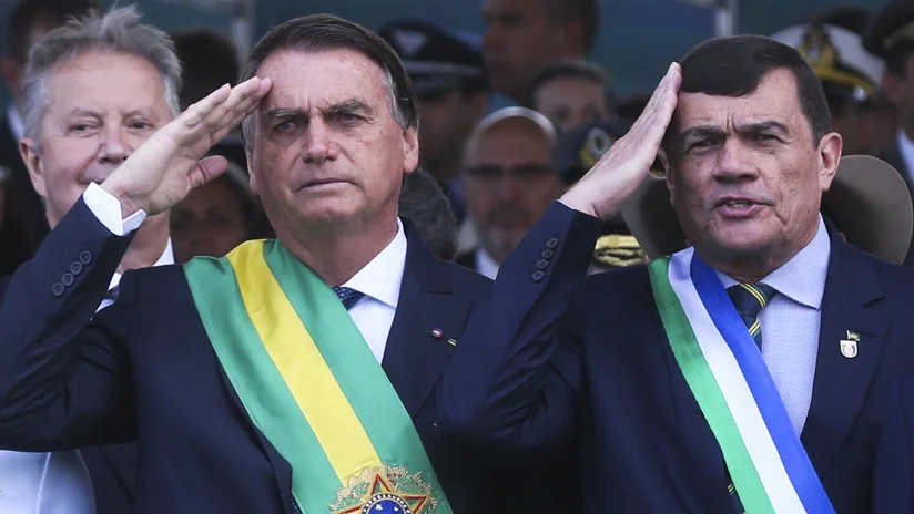 A medida pode resultar na expulsão do ex-presidente Jair Bolsonaro (PL) e de quatro oficiais-generais das Forças Armadas.
