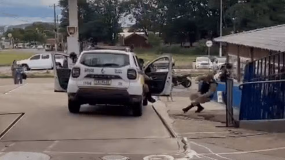 Imagem - Ação policial em posto de combustíveis acaba em acidente entre PMs e investigação interna