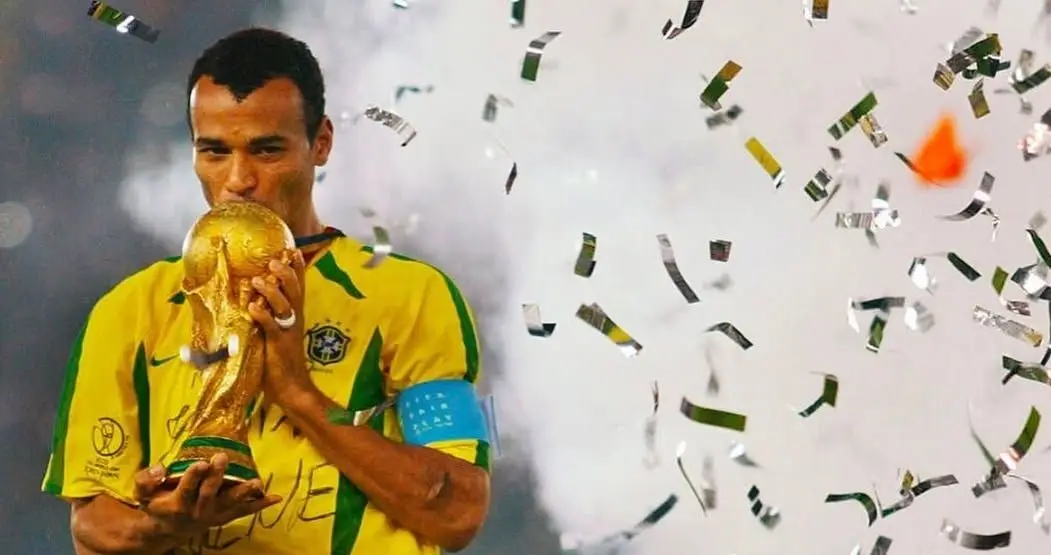 Cafu levantou a taça na Copa da Coreia do Sul e do Japão