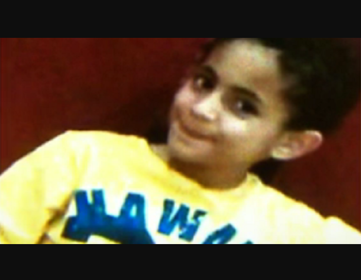 Ezra, de 7 anos, também sofria agressões frequentes por não cumprir tarefas domésticas. 