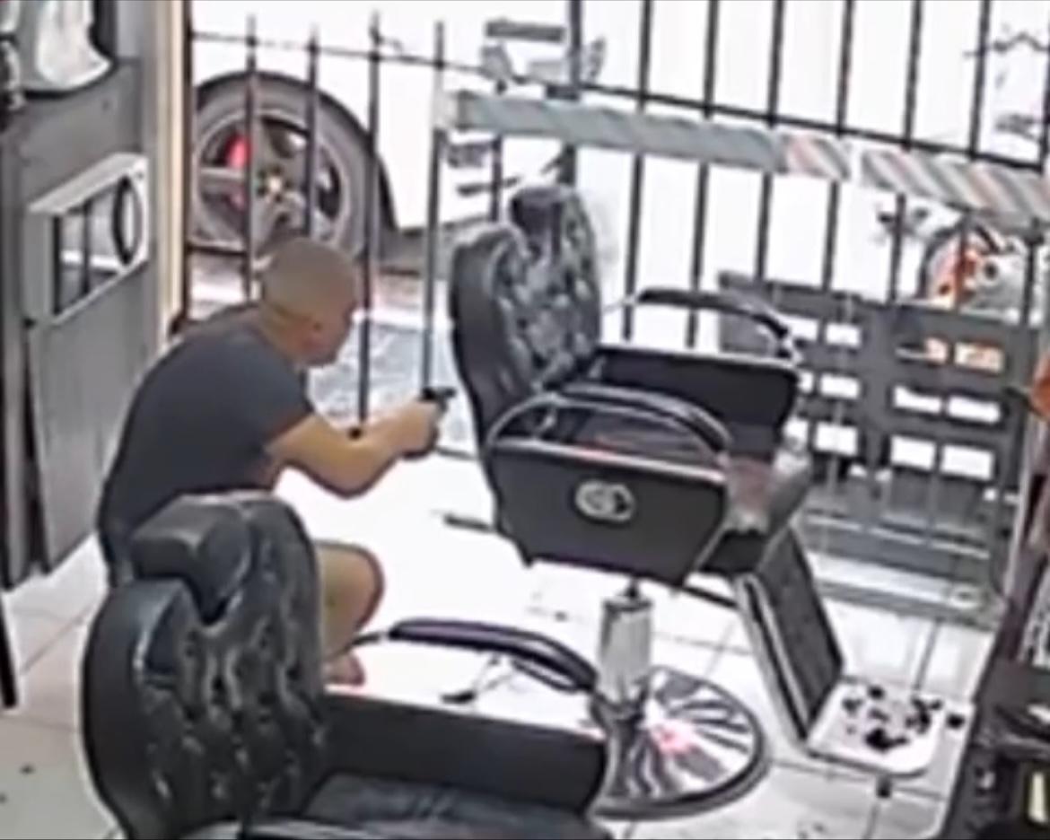 O agente presenciou a ação criminosa e decidiu intervir. 