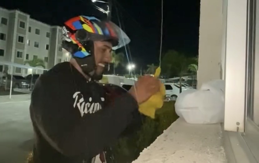 O método criativo se tornou uma alternativa para receber entregas sem a necessidade de descer até a portaria ou o hall do prédio

