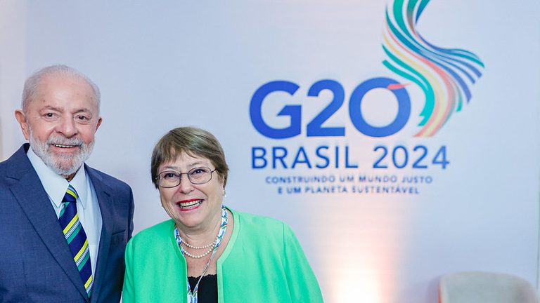 (Presidente Lula e Michele Bachelet, ex-presidenta do Chile, durante encontro no Rio de Janeiro, em 2024)