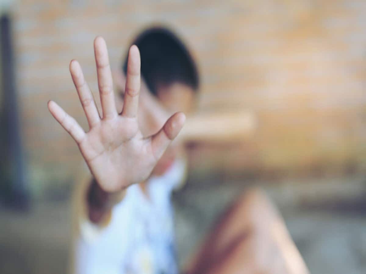 Representação de criança rejeitando aproximação de terceiros. 