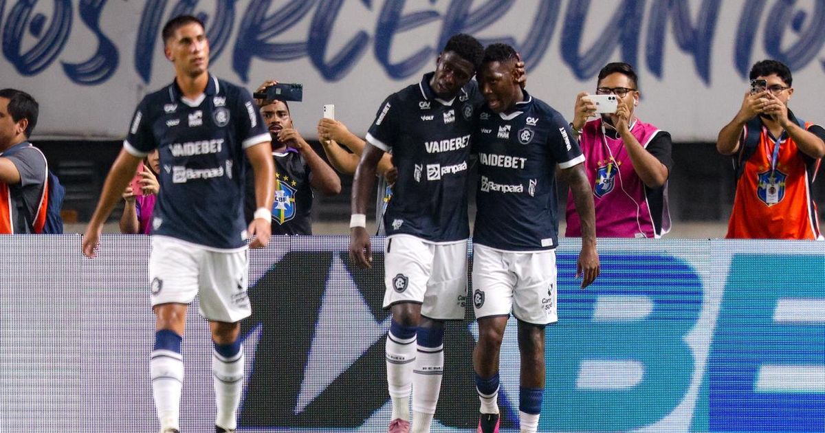 Jogadores do Remo comemoram gol de João Pedro