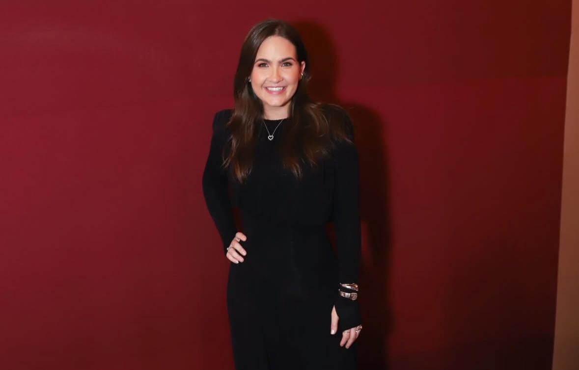 Esposa de cantor sertanejo deixa custódia nos EUA e responderá em liberdade