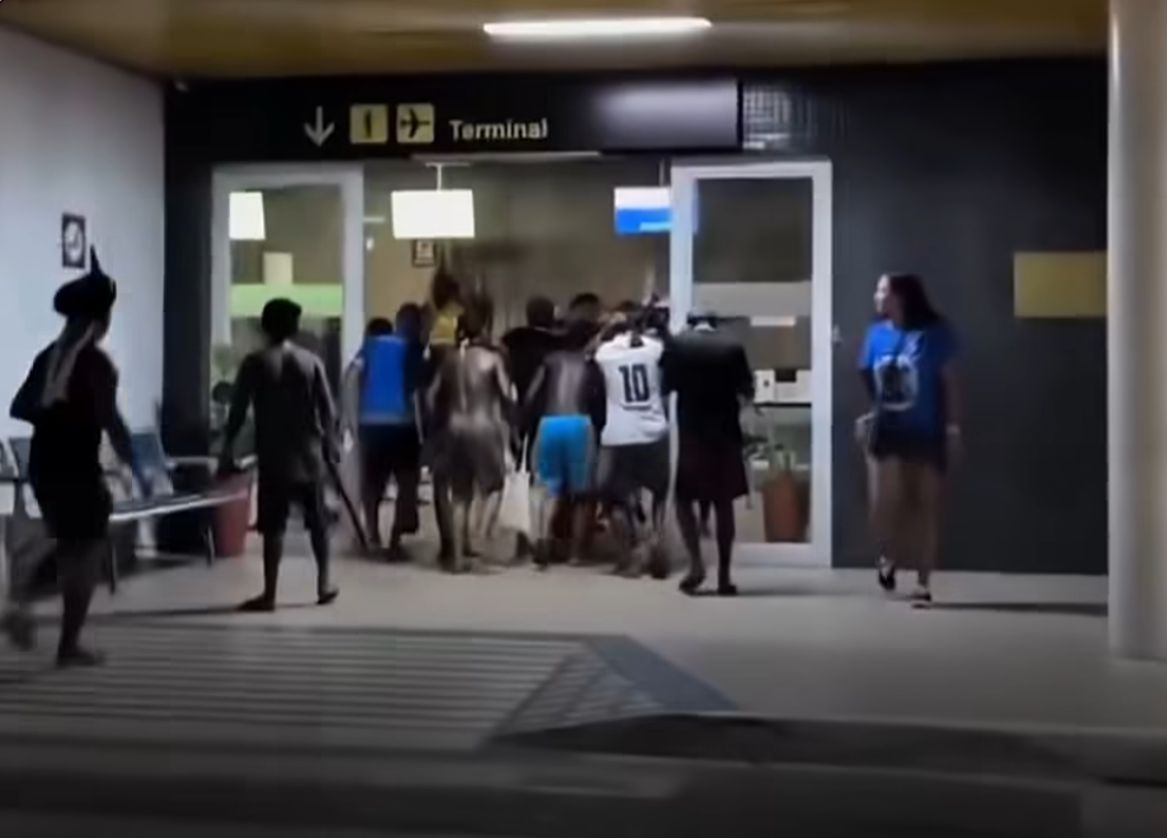 Lideranças indígenas e moradores de Santarém ocupam aeroporto da cidade