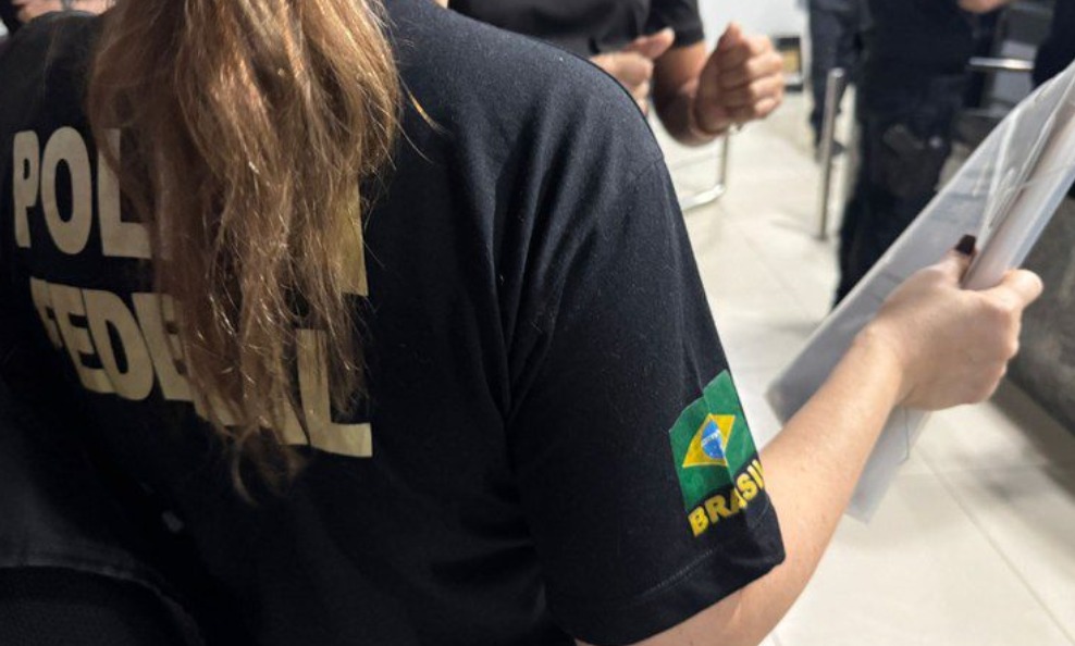 (Os fatos investigados demonstraram que o remetente realizou outras postagens, em dias distintos, igualmente contendo drogas, o que evidencia a reiterada utilização do serviço postal para o tráfico interestadual de entorpecentes.)