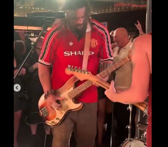 Imagem - Jason Momoa surpreende fãs tocando Red Hot Chili Peppers em show intimista