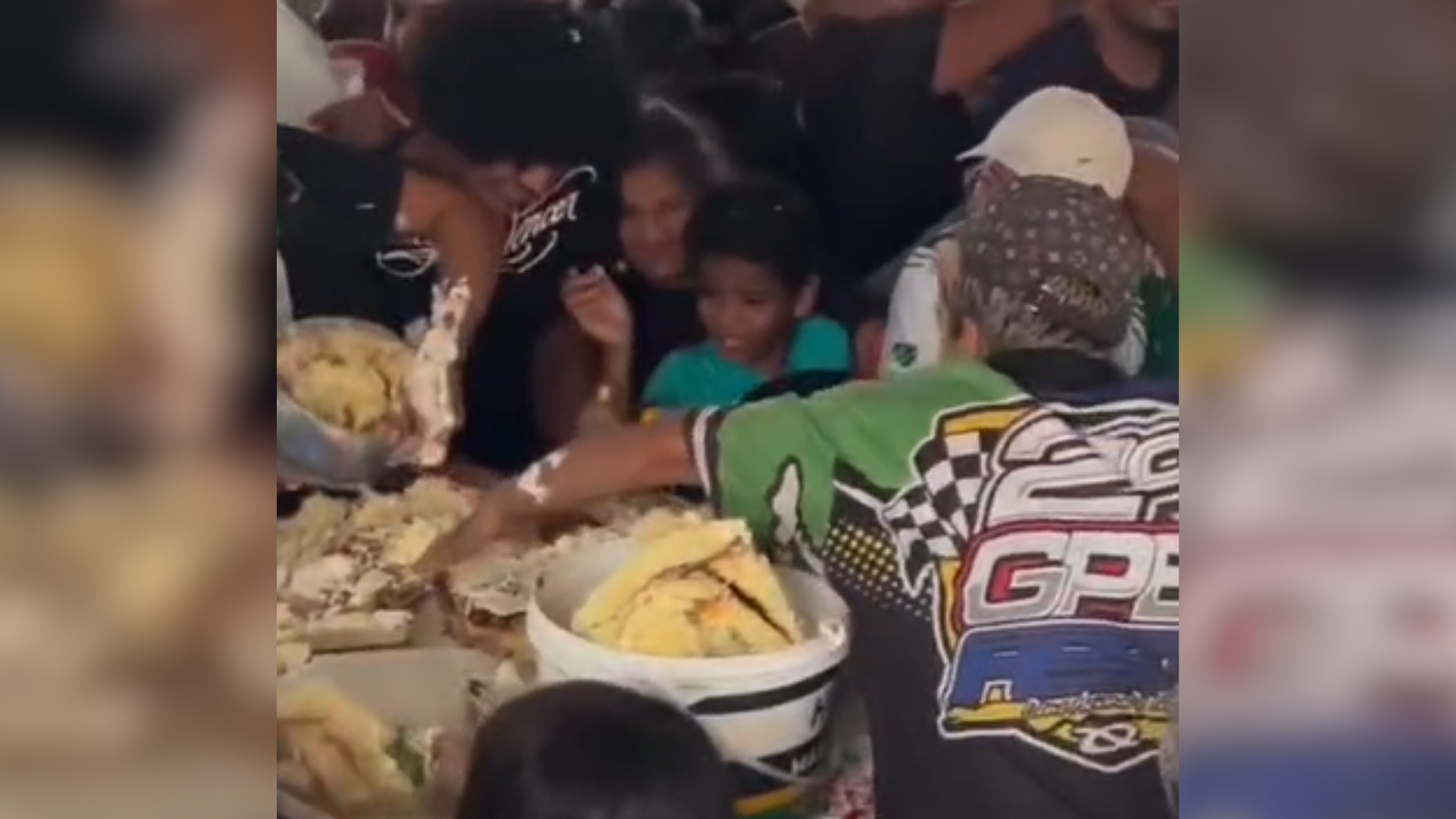 Cenas da distribuição do bolo viralizam e dividem opiniões nas redes sociais