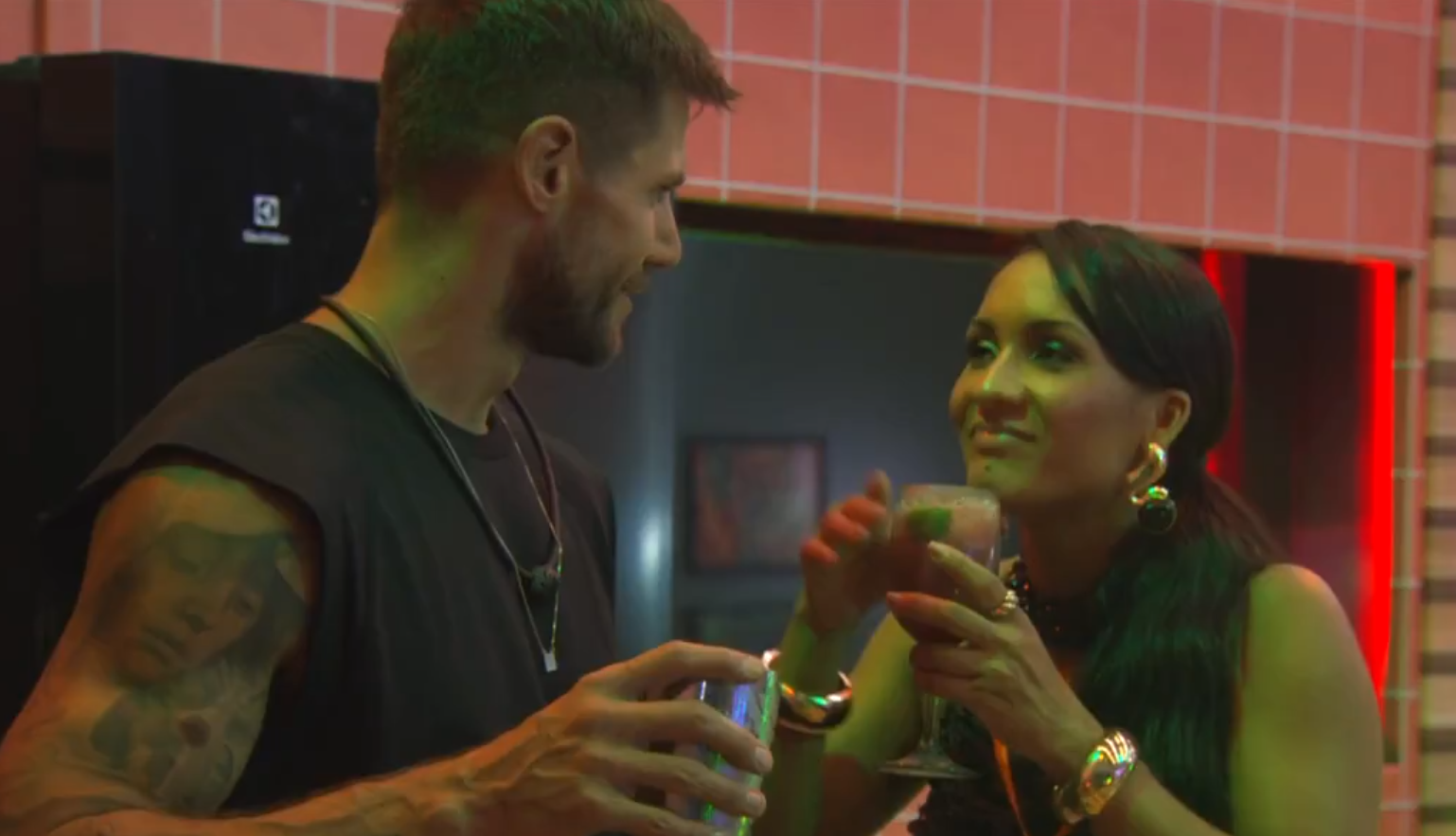 Festa do Líder termina em reconciliação e beijo entre Maxiane e Jonas; assista