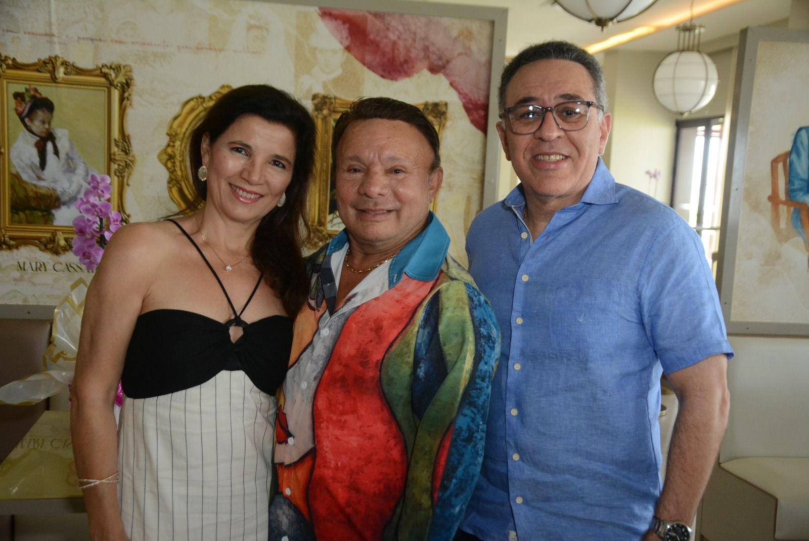 O homenageado com o casal Ângela e Mauro Chaves