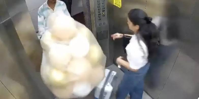 O incidente ocorreu quando três indivíduos entraram no elevador e o gás inflamável provocou uma “bola de fogo”.

