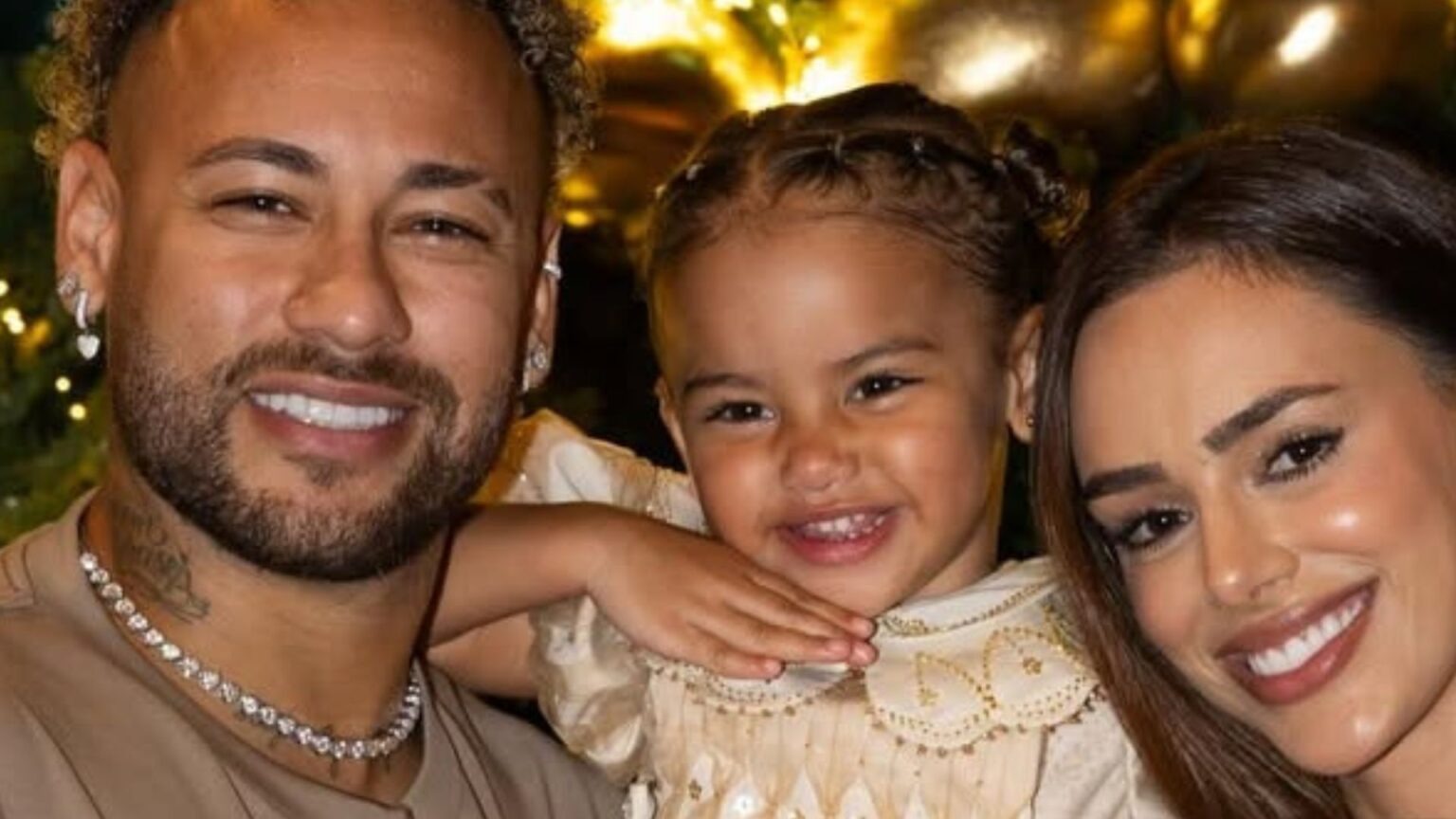 A influenciadora tentou surpreender o marido com uma bandeja na cama, mas as filhas do casal, Mavie, de 2 anos, e Mel, de 7 meses, roubaram a cena.