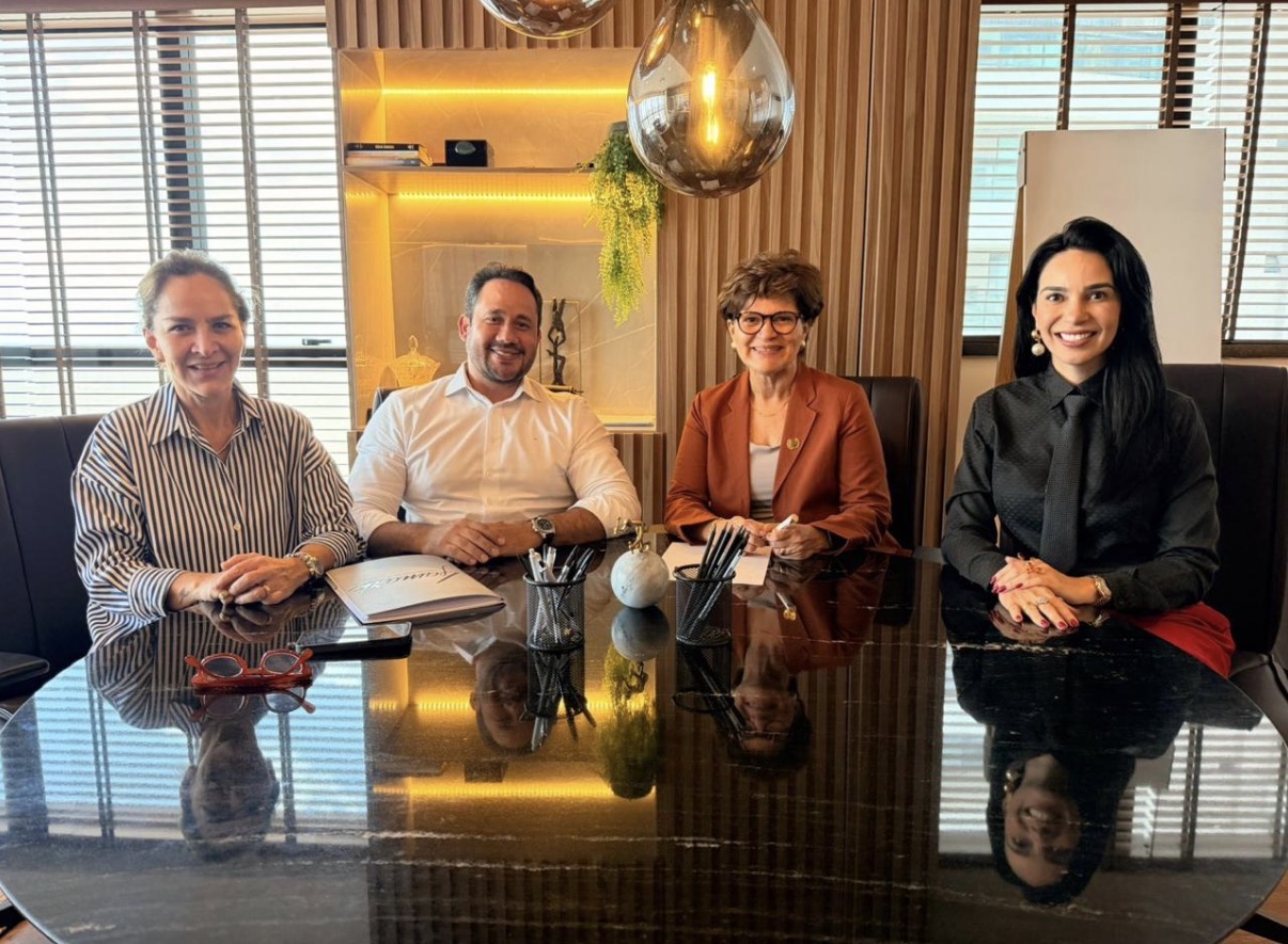 Dra. Vivianne Saraiva com Dra. Eva Franco, Dra. Silvia Maradei e Dr. Lamark Lisboa