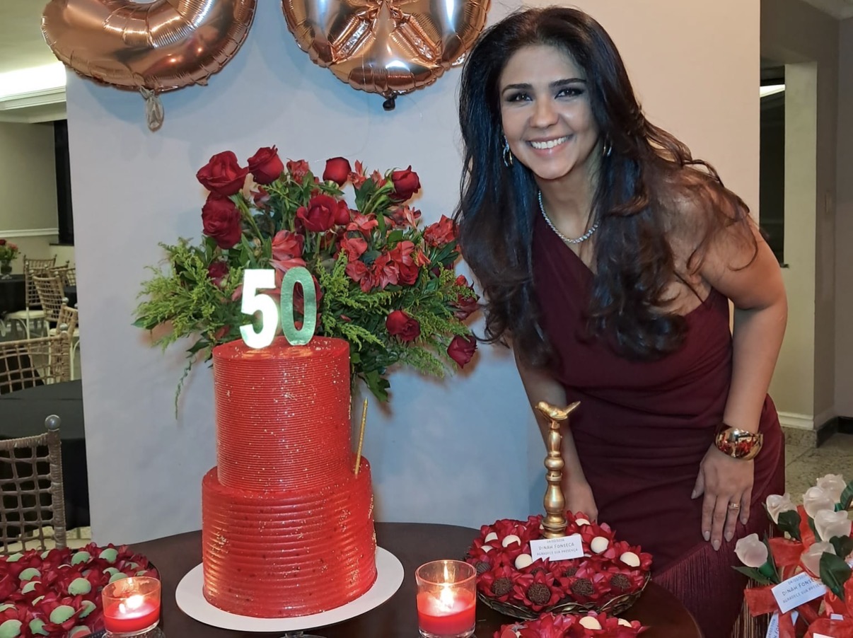 No salão de festas do Ed. Palazzo Ducalle, Dinah Fonseca reuniu as amigas para festejar a chegada dos 50 anos