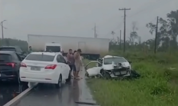 Imagem - Colisão entre caminhonete e carreta é registrada na BR 316, no nordeste do Pará