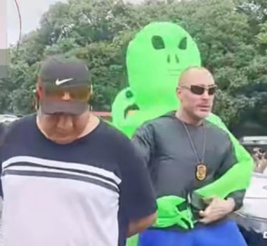 Imagem - Polícia usa fantasia de ET para prender suspeitos durante megabloco em São Paulo