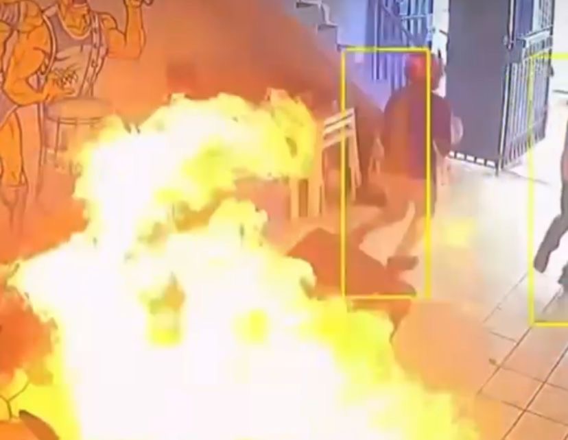 De acordo com informações preliminares, os autores chegaram em motocicletas e usavam capacetes, o que dificulta a identificação

