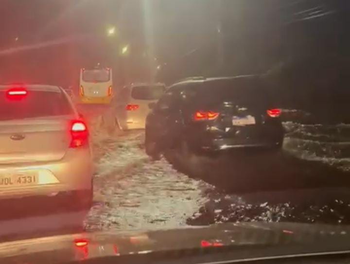 Defesa Civil emitiu alerta após horas de chuva intensa -