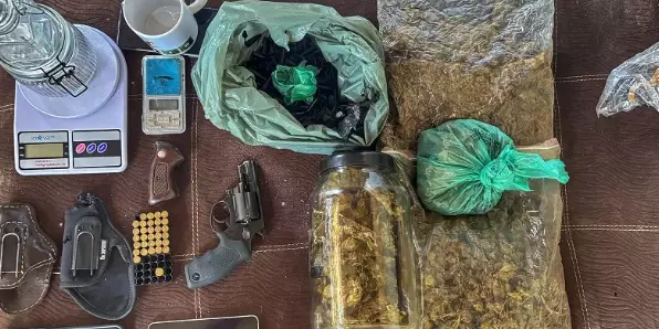 O marido dela recebeu pena de 13 anos e cinco meses pelo mesmo crime e por posse ilegal de arma de fogo.

