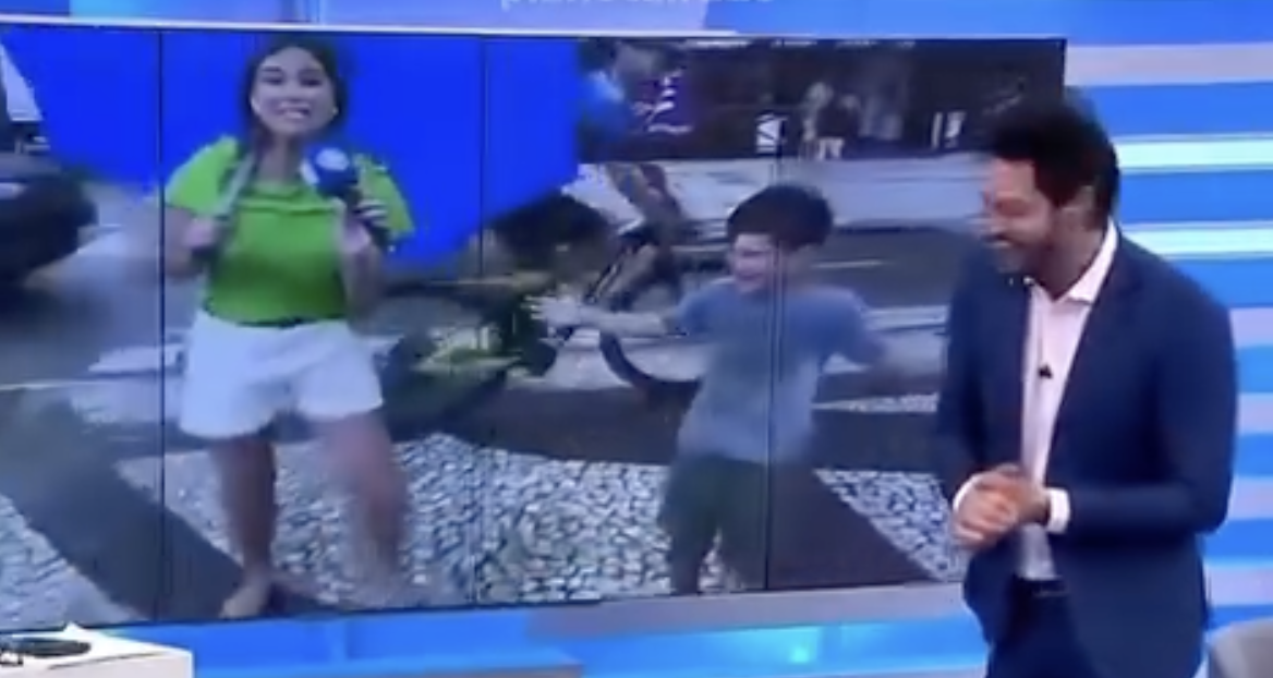 Resposta inesperada durante entrada ao vivo divertiu o público