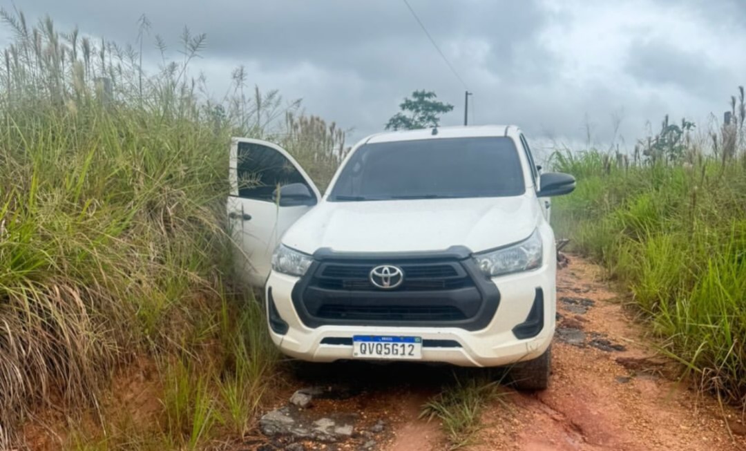 Corpos foram encontrados dentro e fora de carro -