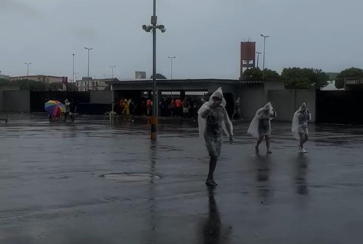 Torcedores enfrentam chuva no Mangueirão -
