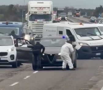 Imagem - Criminosos assaltam carro-forte com metralhadoras e usam explosivos na Itália