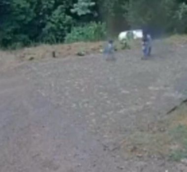 Imagem - Atitude de pai emociona após filhos soltarem freio de mão e carro quase causar acidente