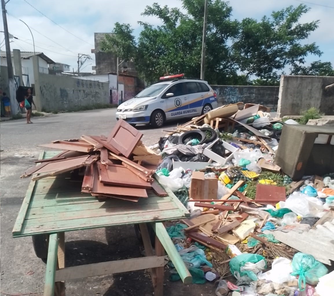 A Prefeitura reforça que existem pontos autorizados para o descarte de resíduos e entulhos