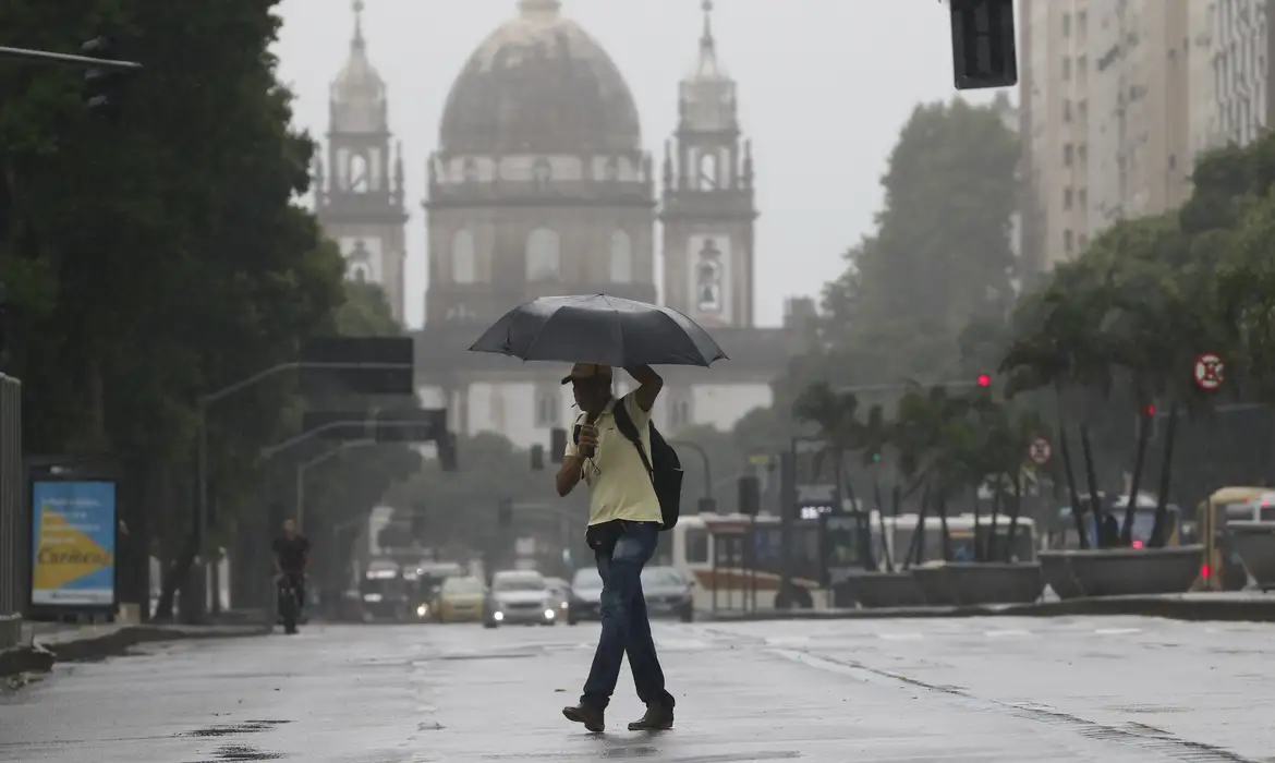 Além do apoio da Marinha, equipes municipais seguem atuando em ações emergenciais