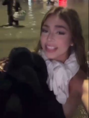 Imagem - Melody enfrenta enchente no Rio e abandona carro com a família