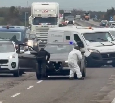 (Um vídeo gravado por uma testemunha, que estava no local no momento do ataque, registrou a cena em que um dos carros-fortes é explodido, enquanto um dos criminosos carrega um fuzil.)