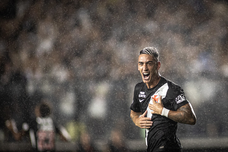 Vasco vence no clássico e garante vaga no mata-mata - 