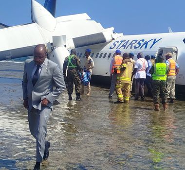 Imagem - Na Somália, avião com 55 pessoa a bordo sai da pista e faz pouso de emergência