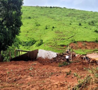 Imagem - Família morre soterrada após deslizamento de terra atingir casa em MG