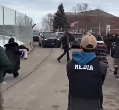 Imagem - Nos EUA, manifestantes jogam consolo em agentes do ICE