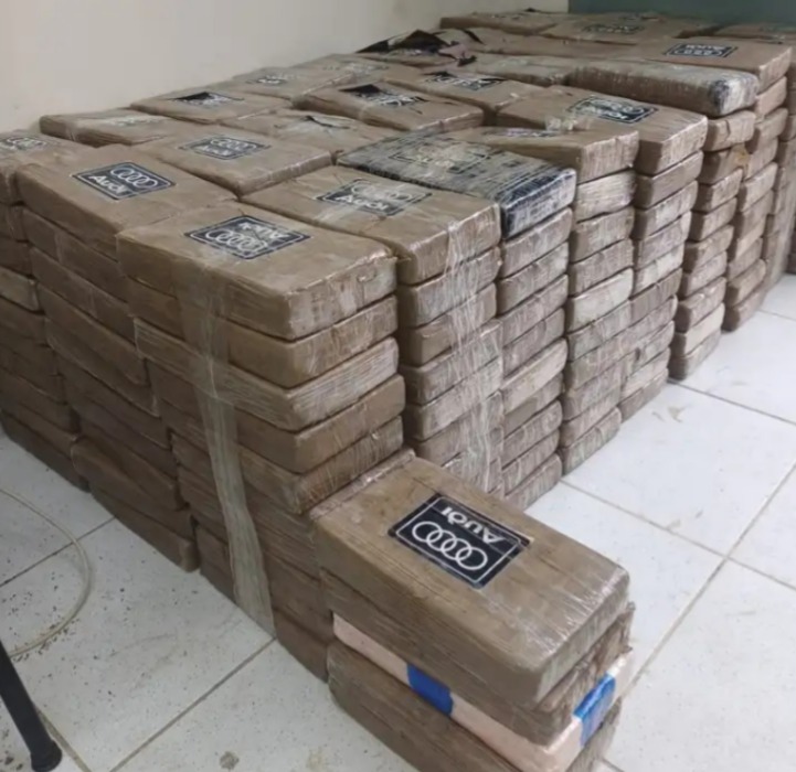 Entre os detidos estão três tripulantes brasileiros -