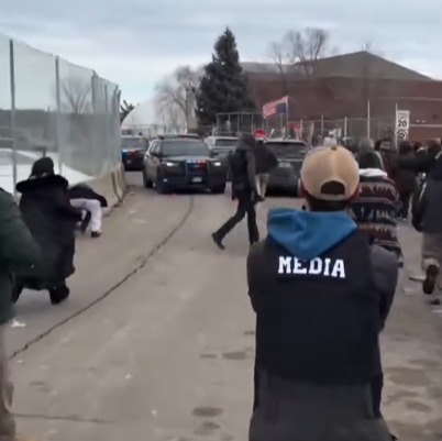 Lá, em frente à sede do órgão, os manifestação arremessaram consolos de borracha contra os agentes e seus veículos.