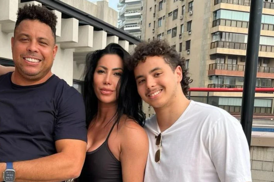 (Ronaldo Fenômeno, sua ex-mulher e seu filho)
