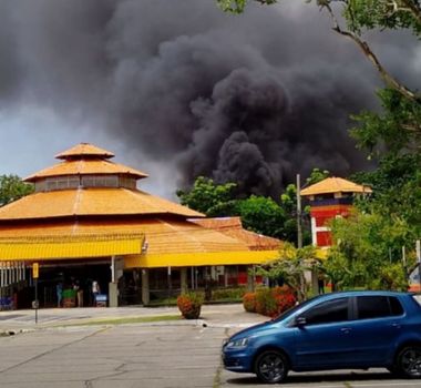 Imagem - Lancha pega fogo na manhã desta quarta-feira, no Marine Clube, em Belém