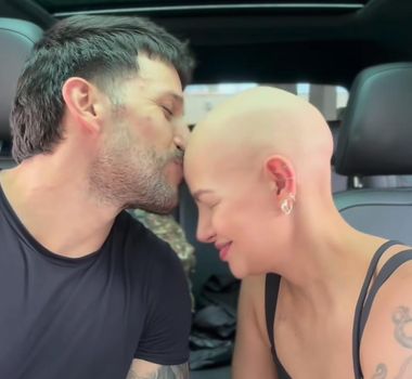 Imagem - Publicitária grava reações de amigos e familiares ao anunciar cura de câncer raro