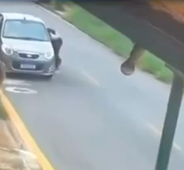 Imagem - Carro sem freio desce rua com crianças e homem evita acidente, em Minas Gerais