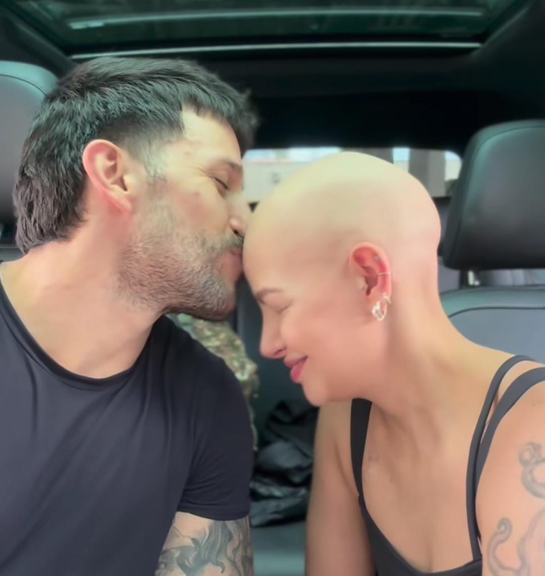 (Momento que Nathalia comemora a cura com seu companheiro)                           