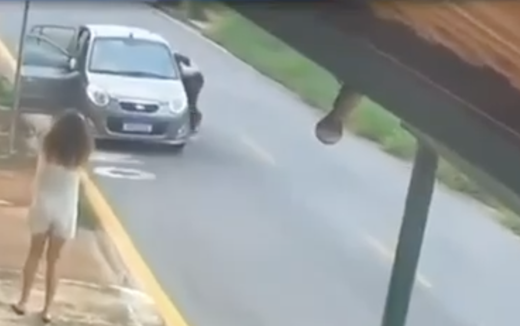 Veículo começou a se mover após criança mexer na marcha; freio de mão não estava acionado