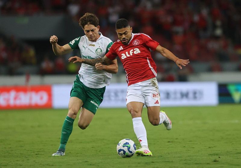 Equipes se enfrentam no Beira-Rio, em Porto Alegre - 