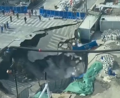 (Momento que o chão se rompe na China)