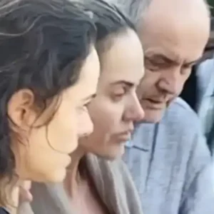 Imagem - Mãe deixa velório do filho abraçada ao prefeito e acompanha enterro